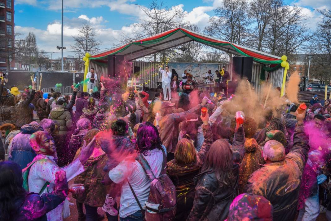 Bu kadar renklere boyanmış festival görmediniz! Baharın gelişini böyle kutladılar 8